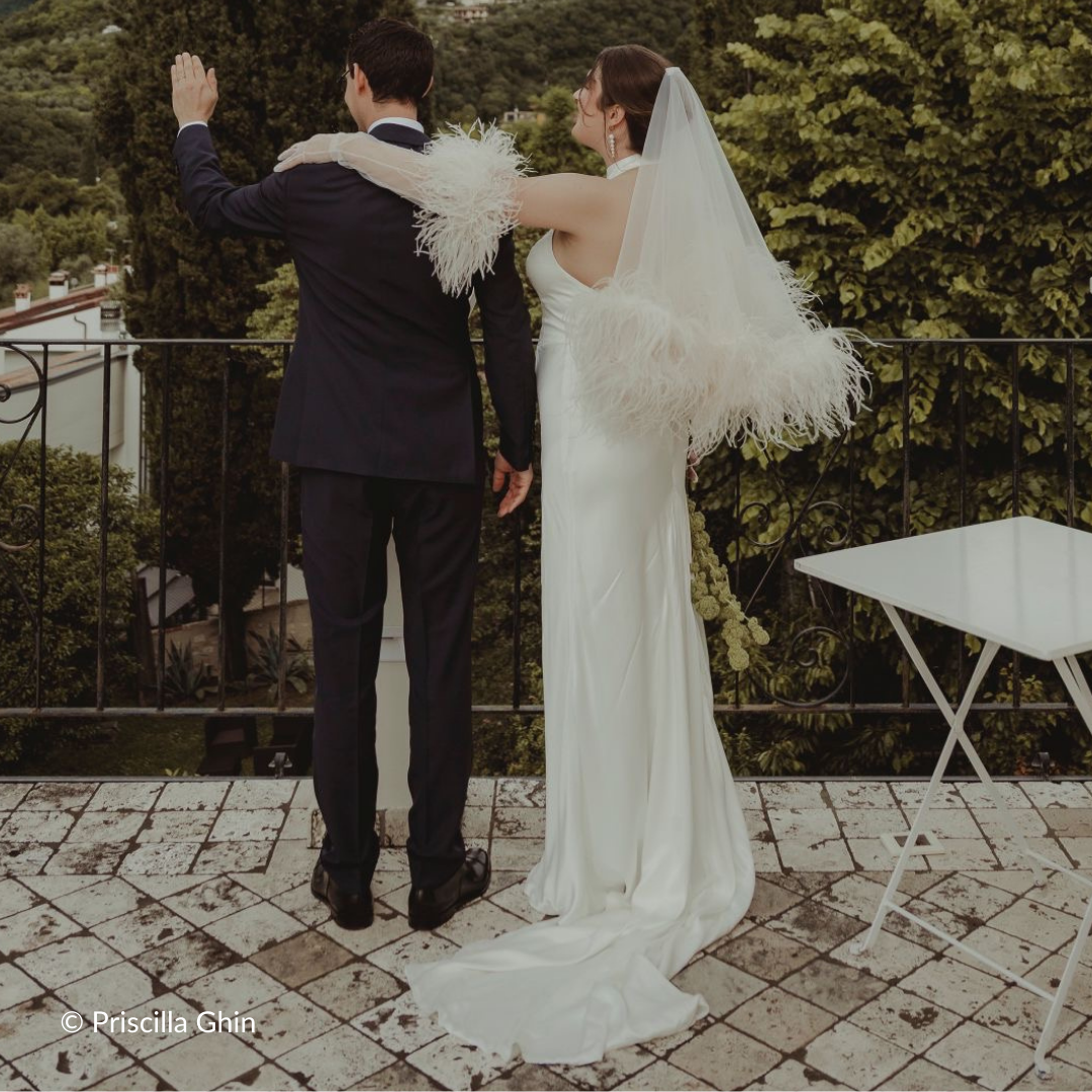 Maßgeschneidertes Brautkleid mit Schleier und Handschuhen aus München