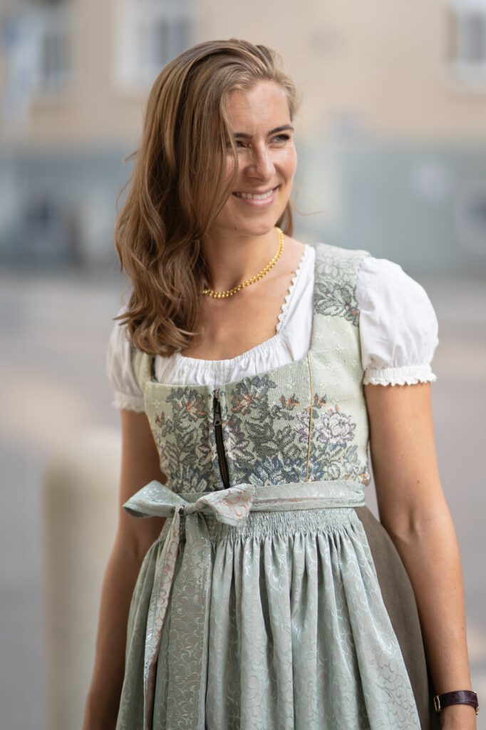 Mint Dirndl aus Gobelin mit gemustertem Mieder und Schürze