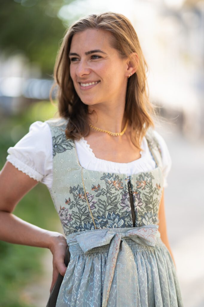 Mint Dirndl aus Gobelin mit gemustertem Mieder und Schürze