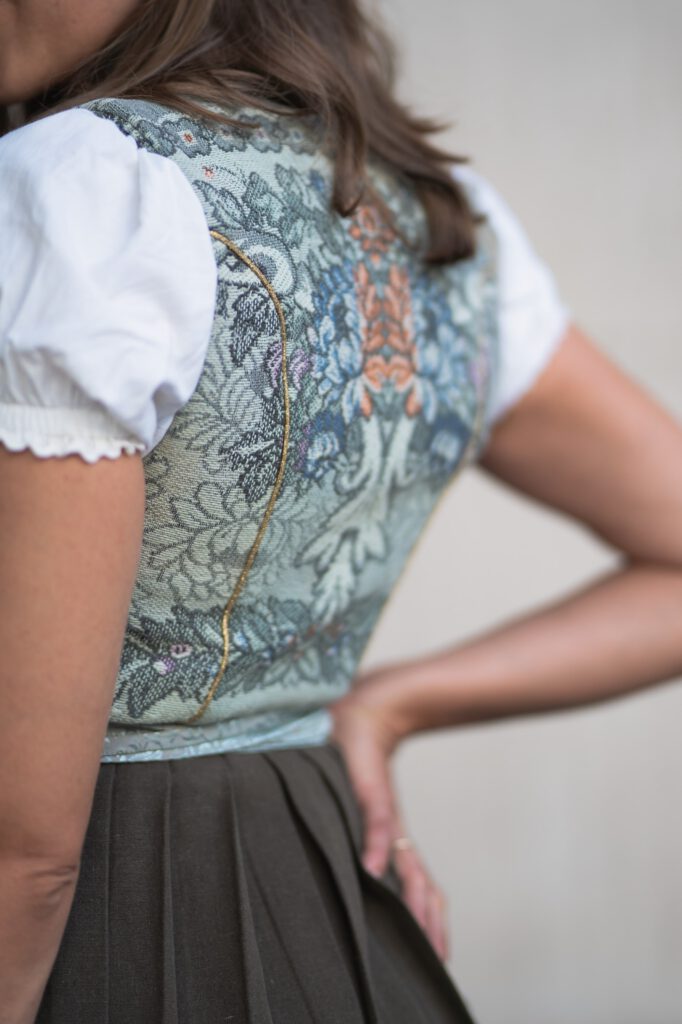 Mint Dirndl aus Gobelin mit gemustertem Mieder und Schürze